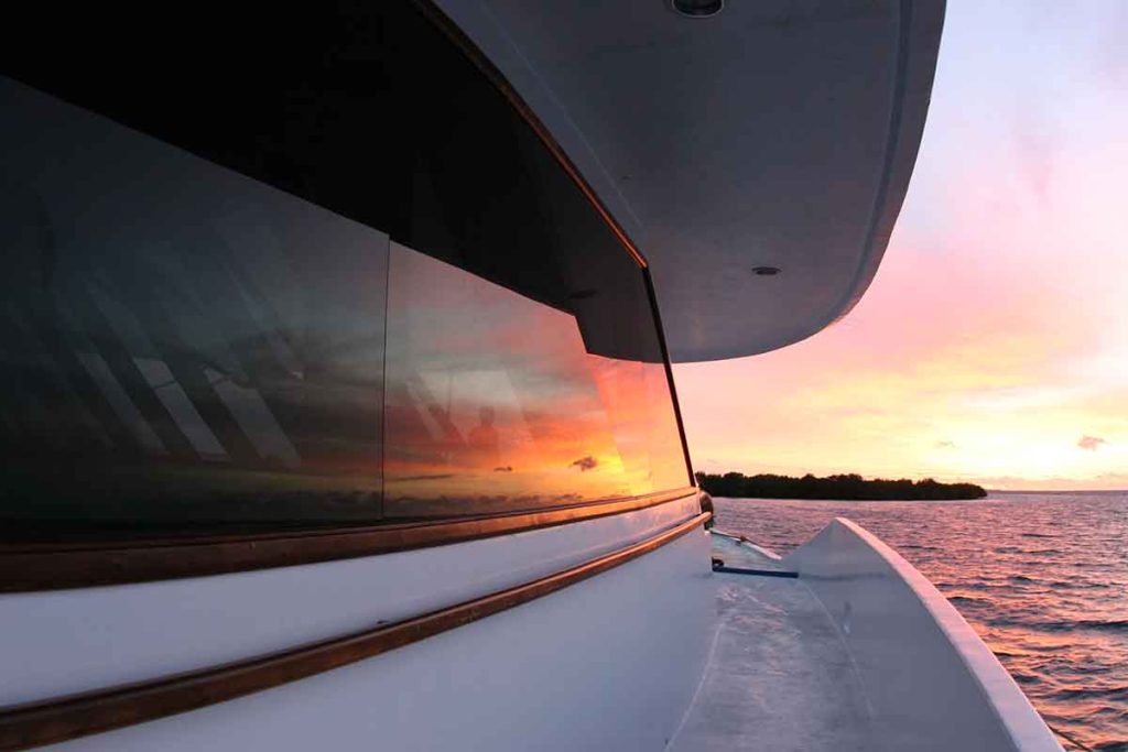 Barco de surf en Maldivas al atardecer durante un surf trip
