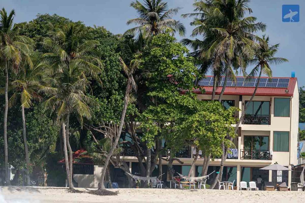 Surf camp en Maldivas frente al mar