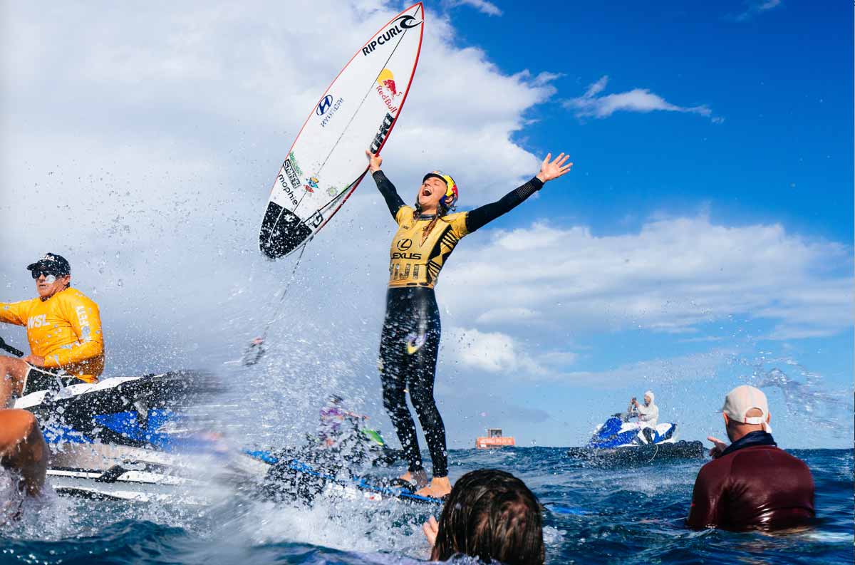 Molly Picklum celebra su título mundial de surf 2025 en Cloudbreak, Fiyi