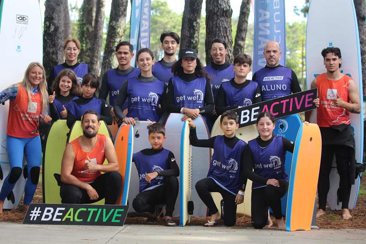 Equipo del Surf Clube de Viana durante el Día Nacional del Deporte Outdoor en Viana do Castelo