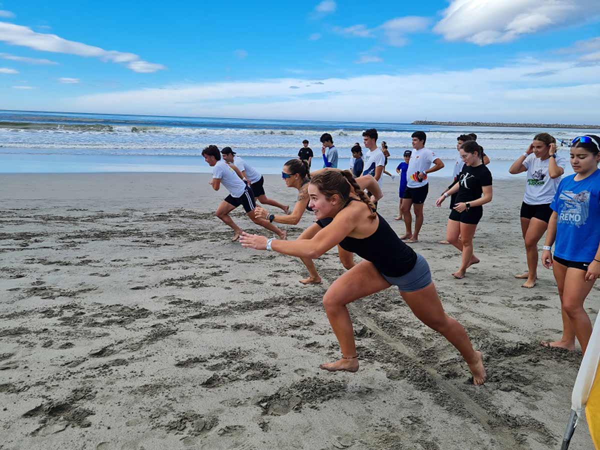 Participantes corren en la playa del Cabedelo durante el Día Nacional del Deporte Outdoor en Viana do Castelo.