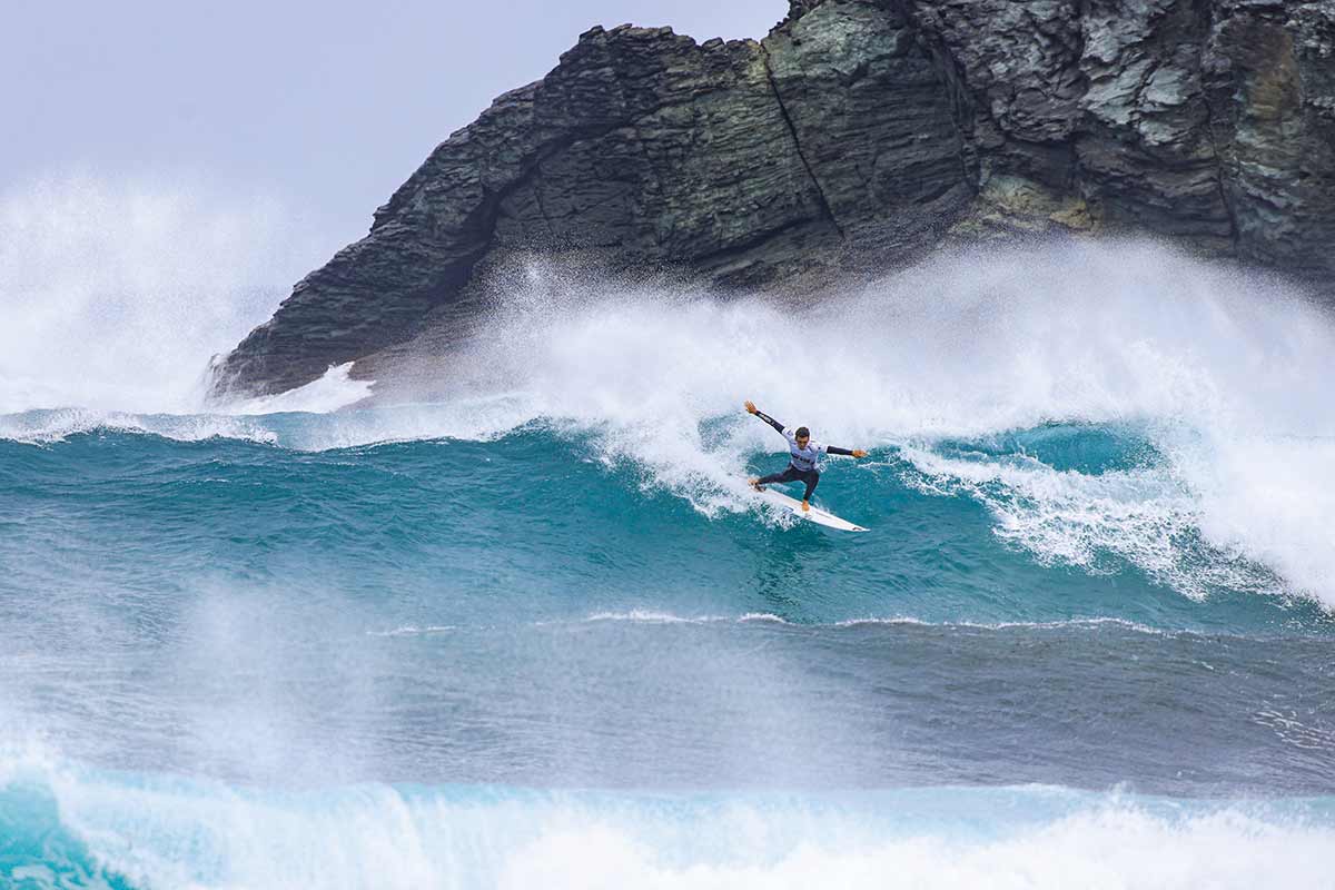 Guilherme Ribeiro surfeando la ola ganadora en el Pantin Classic Galicia Pro 2025.