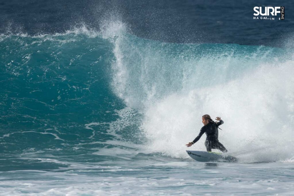 Carla Morera en Canarias durante un swell.
