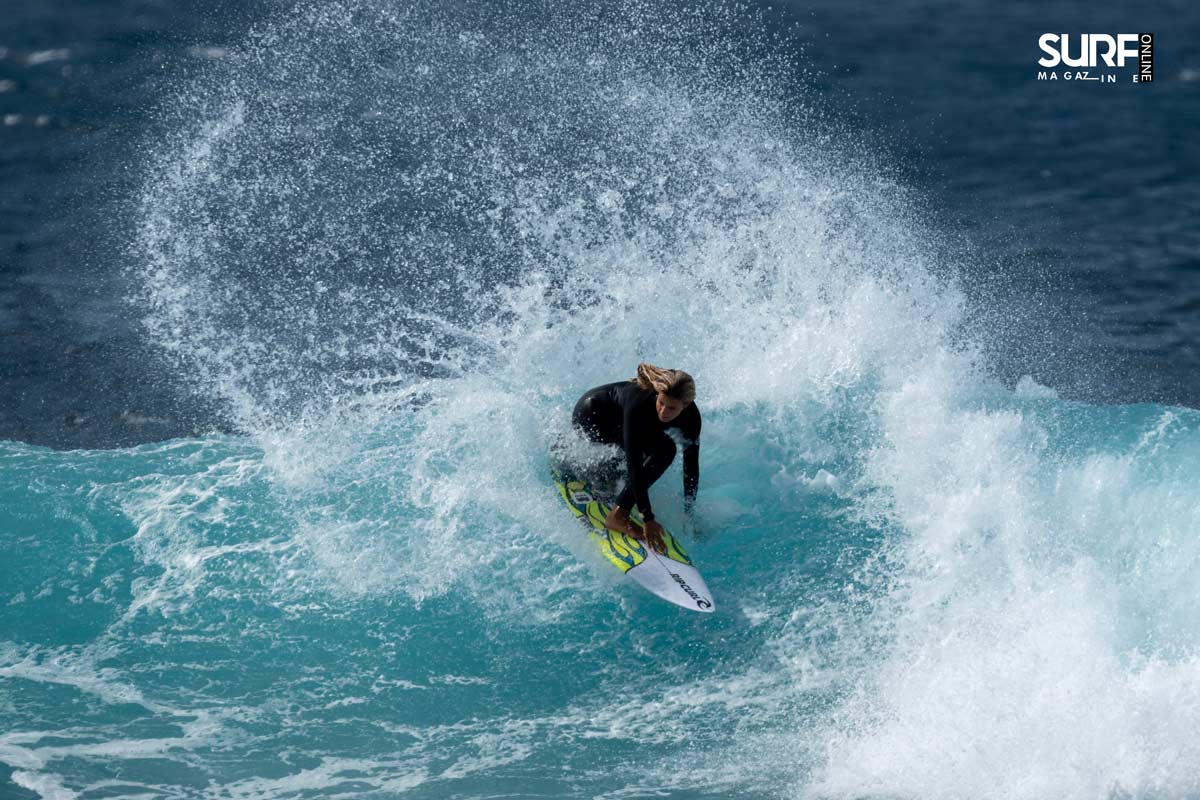 Surfista Carla Morera realizando un girazo en Lanzarote, Islas Canarias