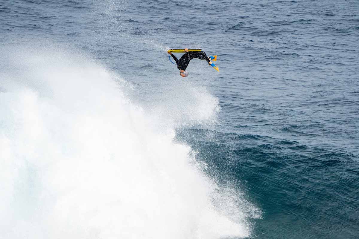 Amaury Lavernhe realizando un aéreo invertido durante el Socorro Classic 2025 de bodyboard en Tenerife