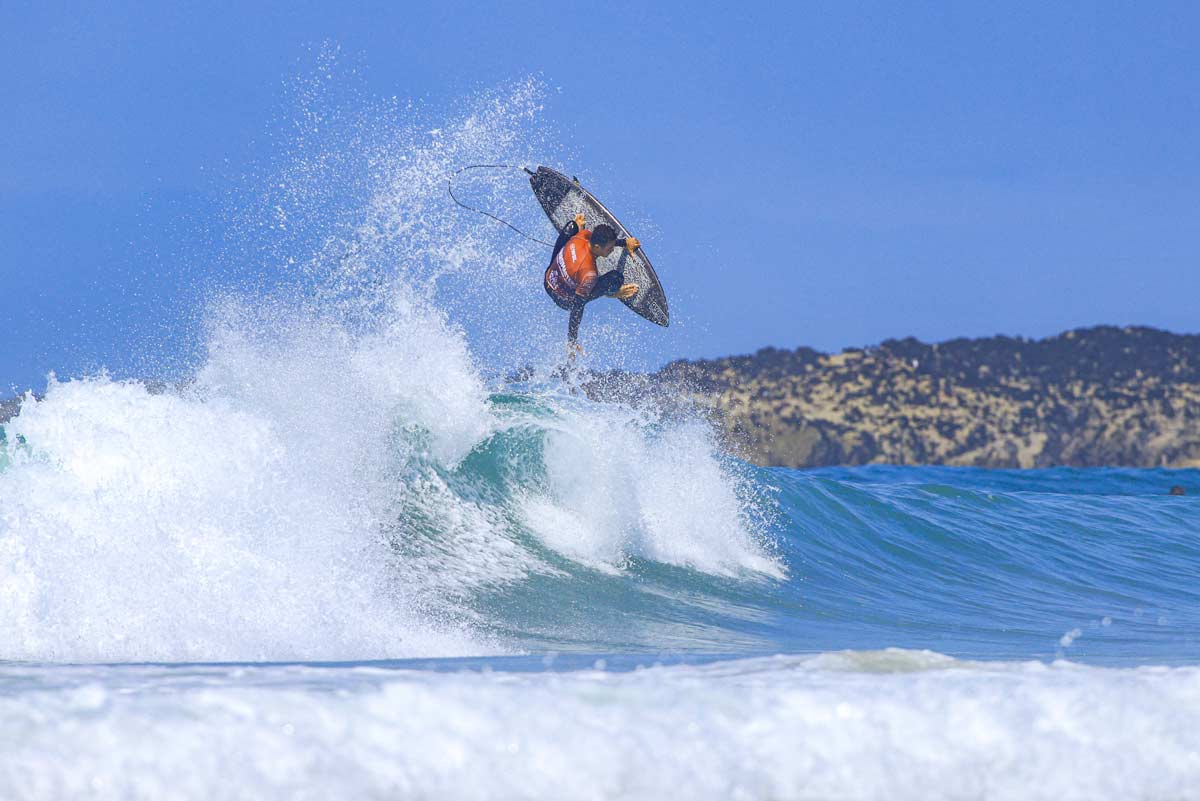 Andy Criere en acción durante el Boardmasters 2025 en Fistral Beach