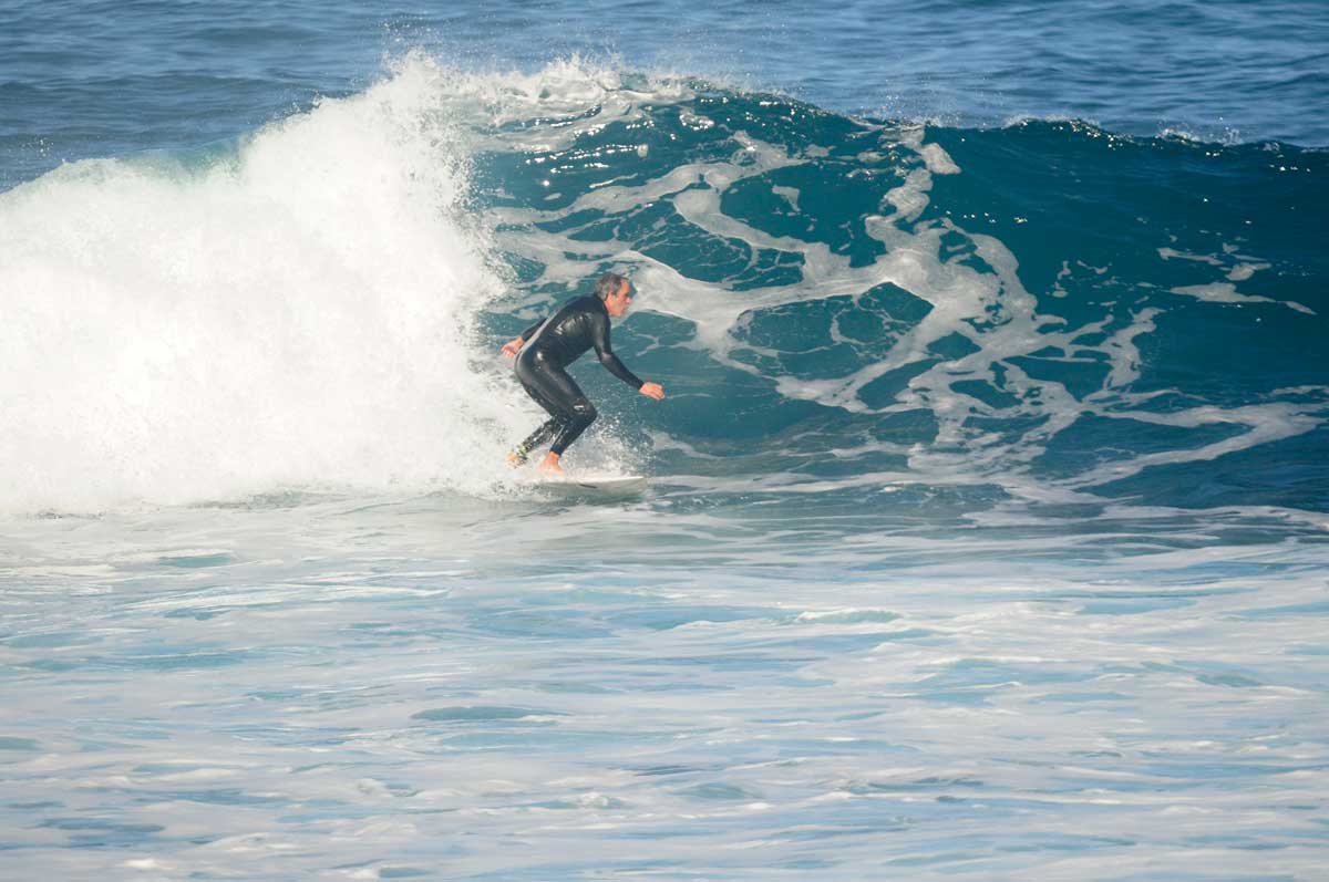 Ángel Lobo presidente de la Federación Canaria de Surf surfeando en Canarias