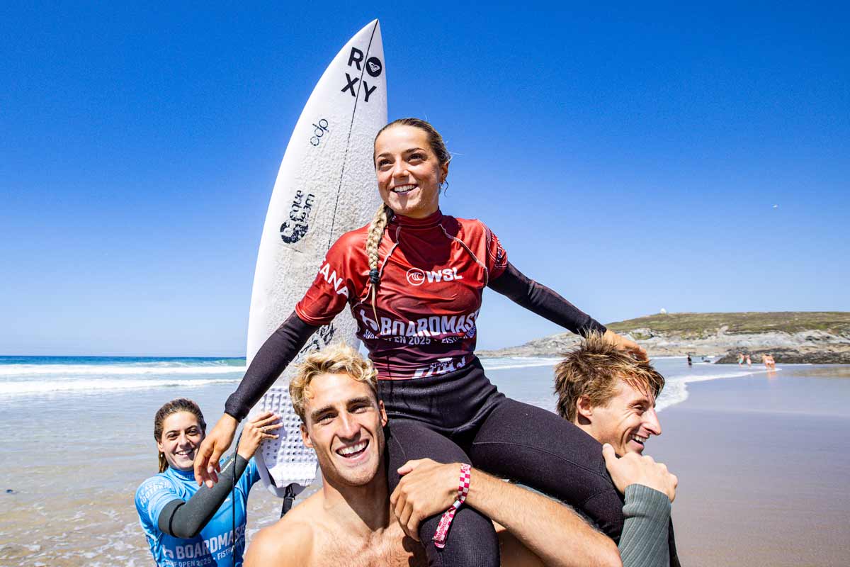Annette Gonzalez Etxabarri celebrando su victoria en el Boardmasters 2025 en Fistral Beach. Foto: Masurel / WSL