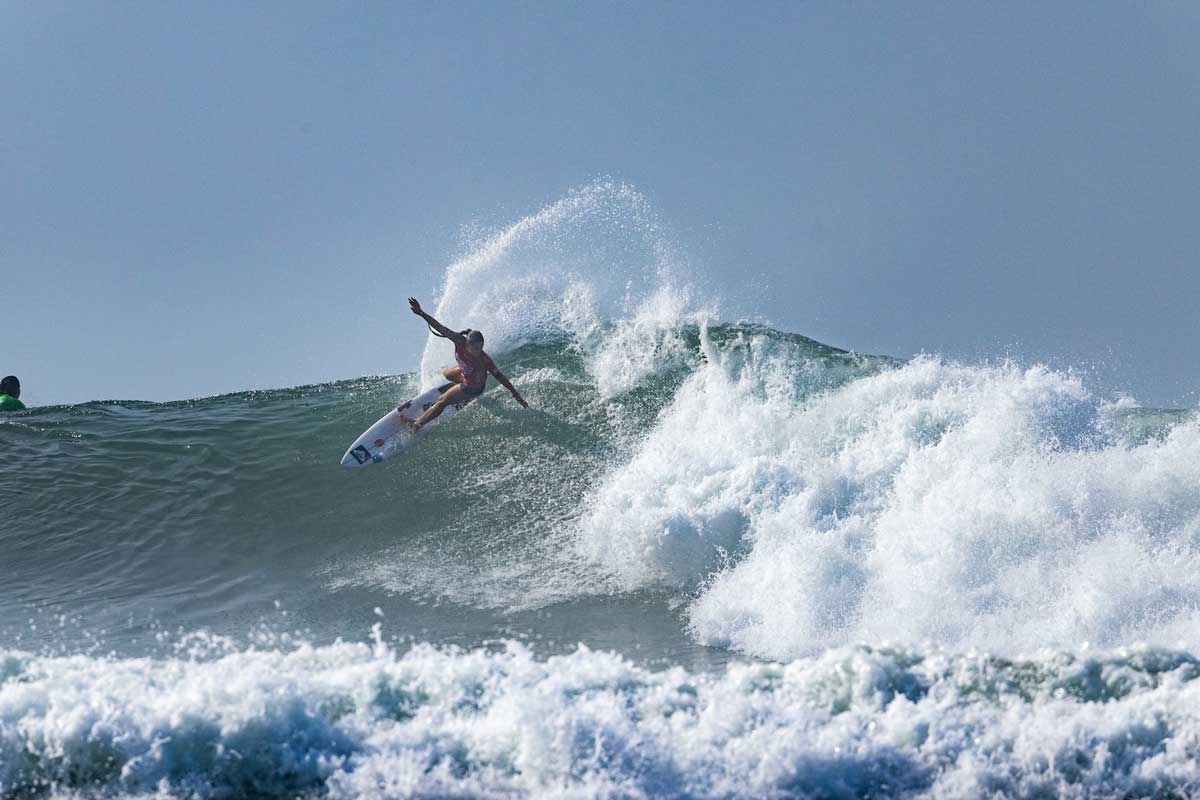Annette González-Extabarri de España surfeando en El Sunzal durante los ISA World Surfing Games 2025 en El Salvador