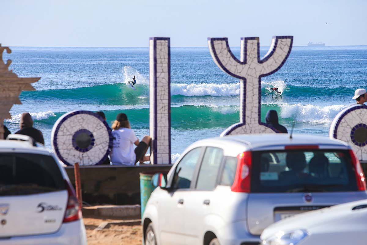 Surfistas júnior compitiendo en Anza durante el Junior Pro Taghazout Bay 2025 en Marruecos