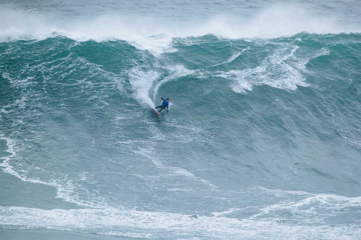Ben Larg surfeando una ola gigante en Praia do Norte durante el TUDOR Nazaré Big Wave Challenge 2025/2026