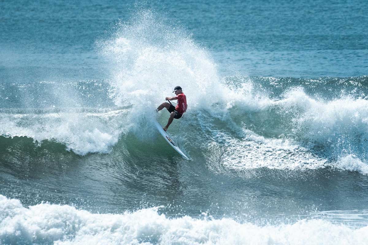 Benoit Carpentier compitiendo en El Sunzal durante el ISA World SUP and Paddleboard Championship 2025