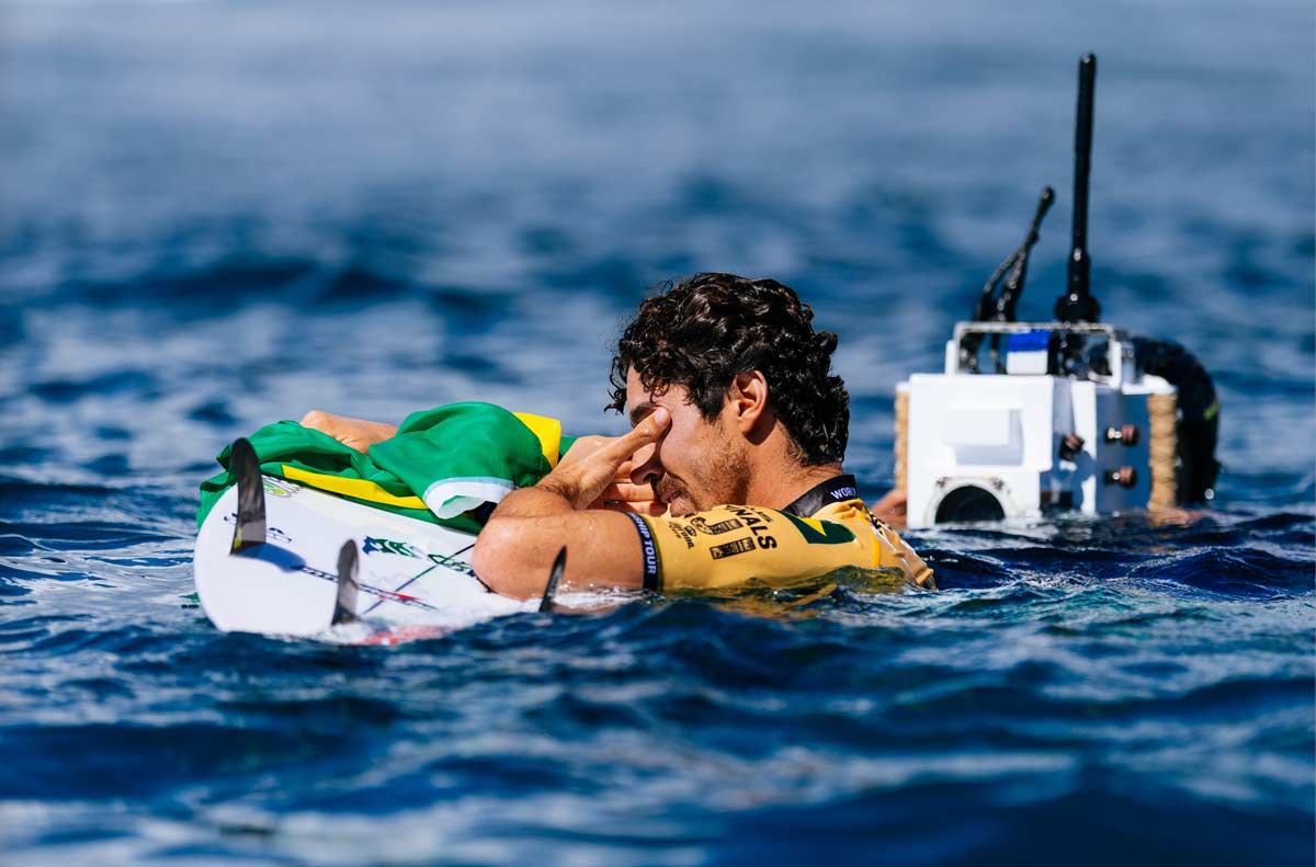 Yago Dora emocionado tras ganar su primer título mundial de surf en Fiyi