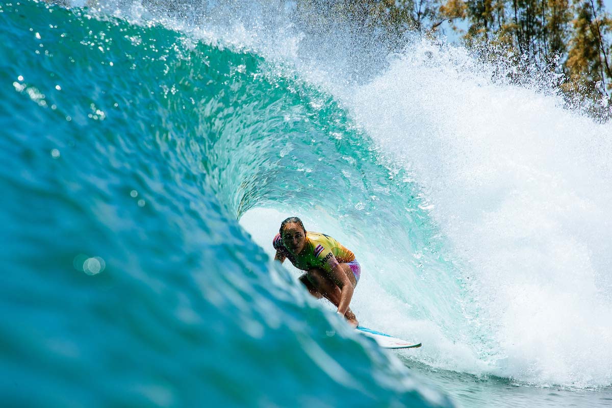 Carissa Moore dentro del tubo durante una sesión clave antes del Championship Tour 2026
