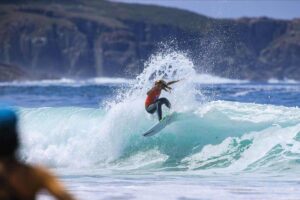 Carla Morera de la Vall surfeando antes del GADIS Surf Festival Ferrol 2026 en Galicia