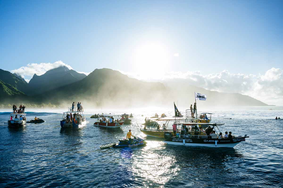 Barcos y aficionados en el canal de Teahupo’o durante el Lexus Tahiti Pro 2025. Foto: Beatriz Ryder / WSL