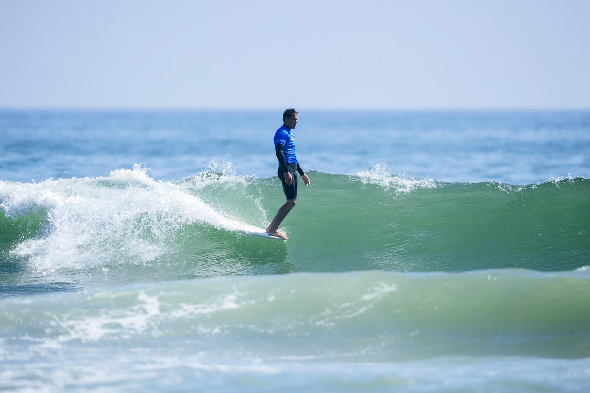 El surfista Chase Lieder ejecuta un nose ride técnico durante su manga en el US Open of Surfing 2025, en Huntington Beach