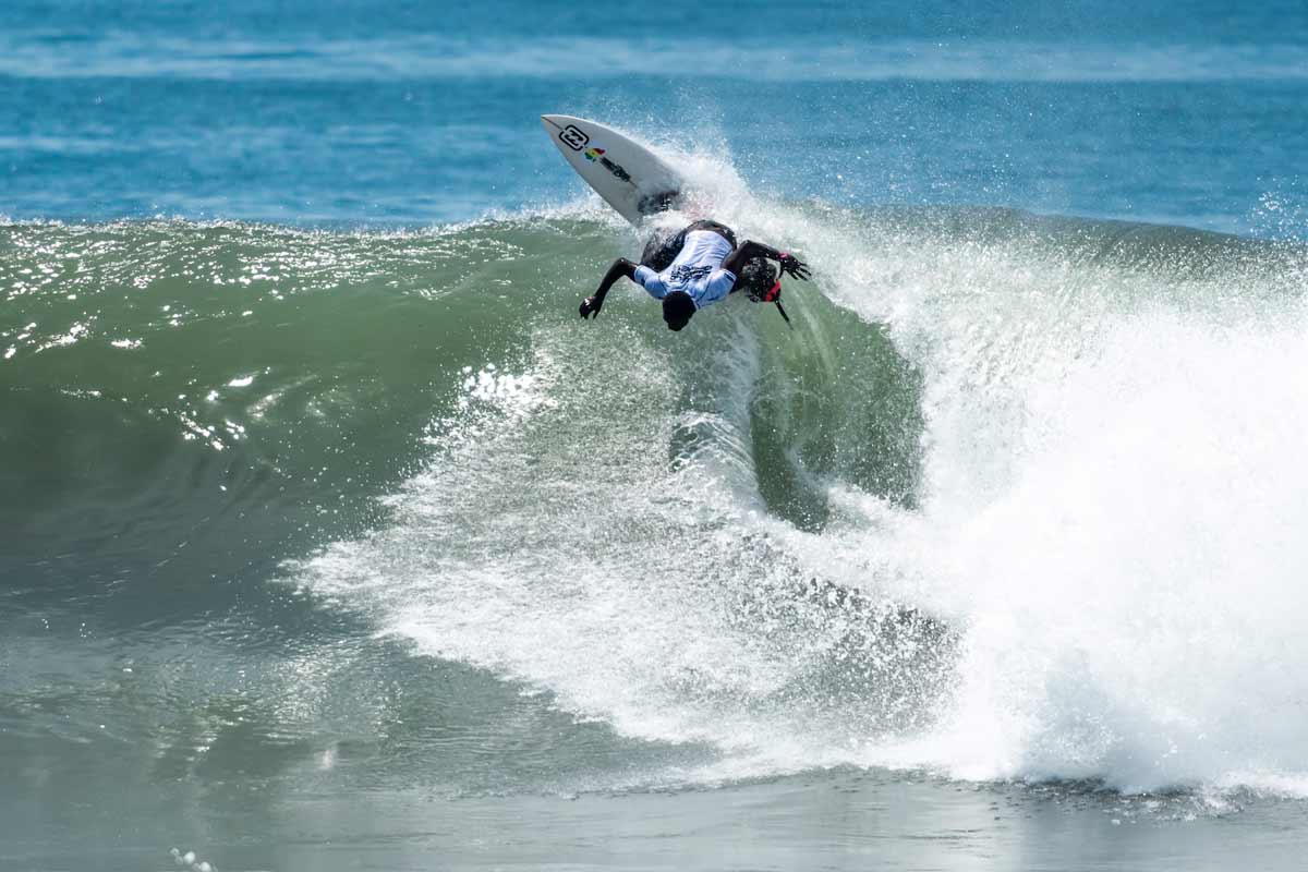 Callum Robson de Australia ejecuta un giro radical en La Bocana durante los ISA World Surfing Games 2025 en El Salvador