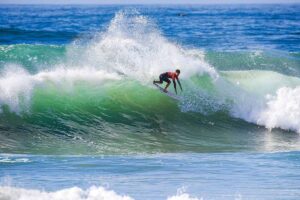 Conor Donegan Dos Santos en acción durante el Junior Pro Taghazout Bay 2025 en Anza, Marruecos