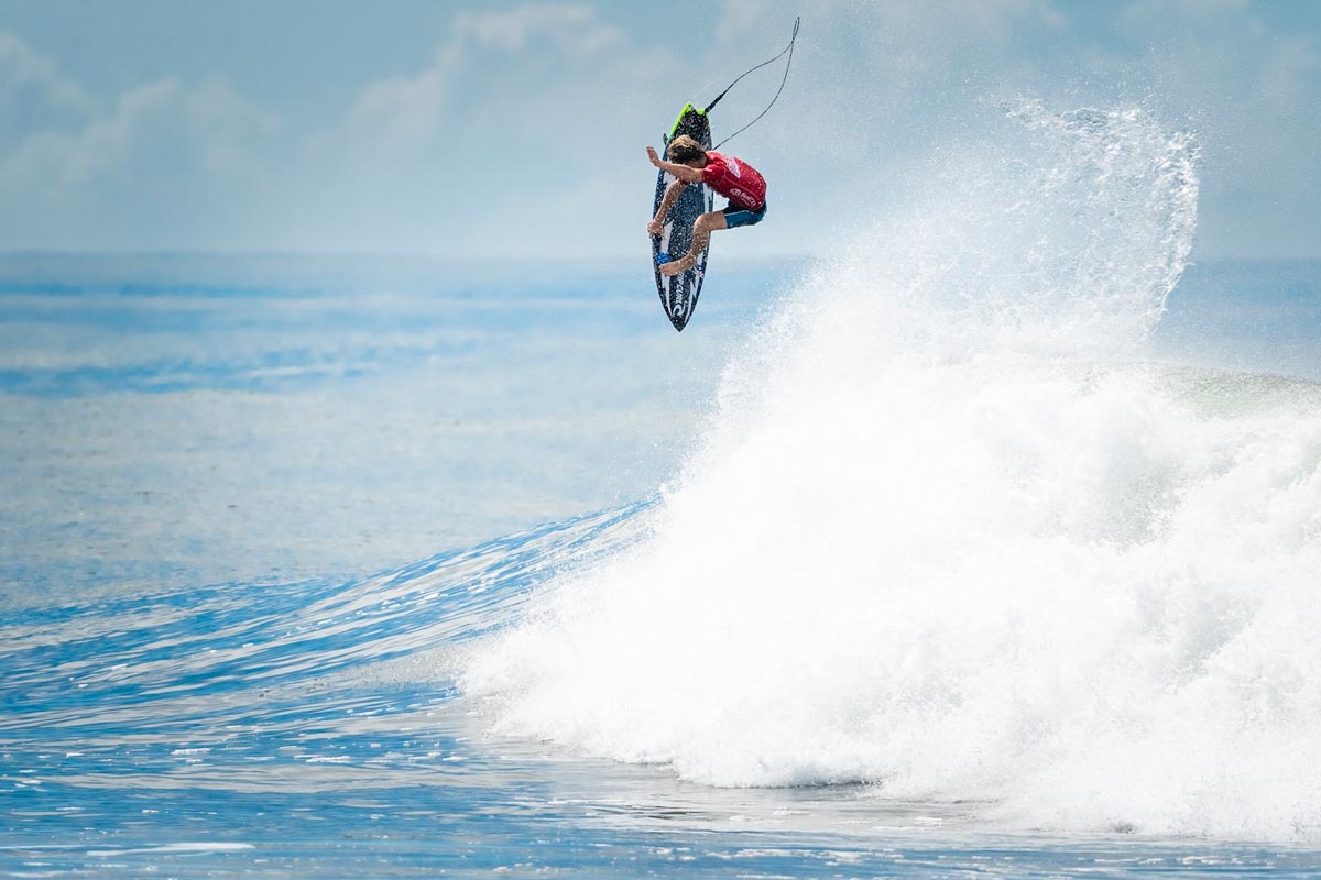 Dane Henry de Australia realizando un aéreo en los ISA World Surfing Games 2025, foto de Sean Evans.