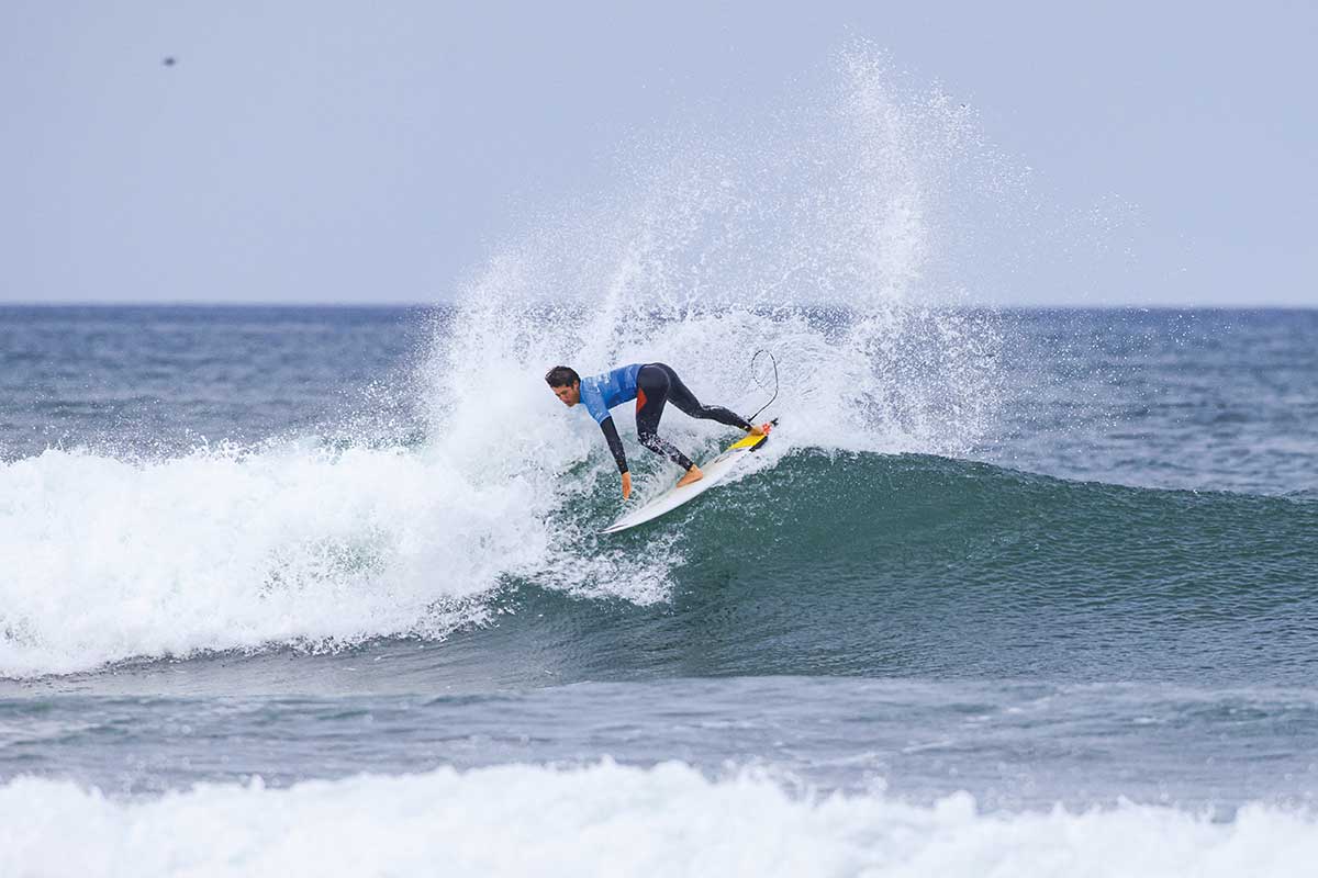 Dylan Donegan Dos Santos compitiendo en la final masculina del Wild Atlantic Way Junior Pro 2025 en Bundoran, Irlanda