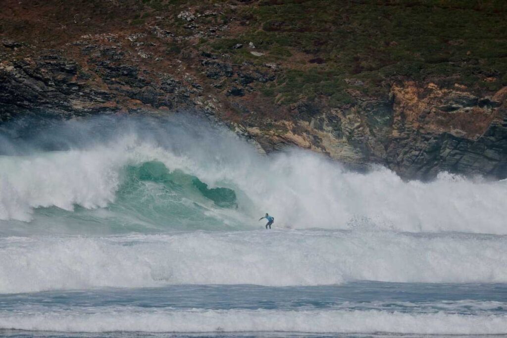 Surfistas enfrentan olas gigantes en el Pantin Classic 2025 en Galicia