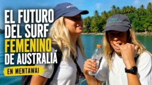 Dos jóvenes surfistas australianas en Mentawai durante un campamento de surf femenino