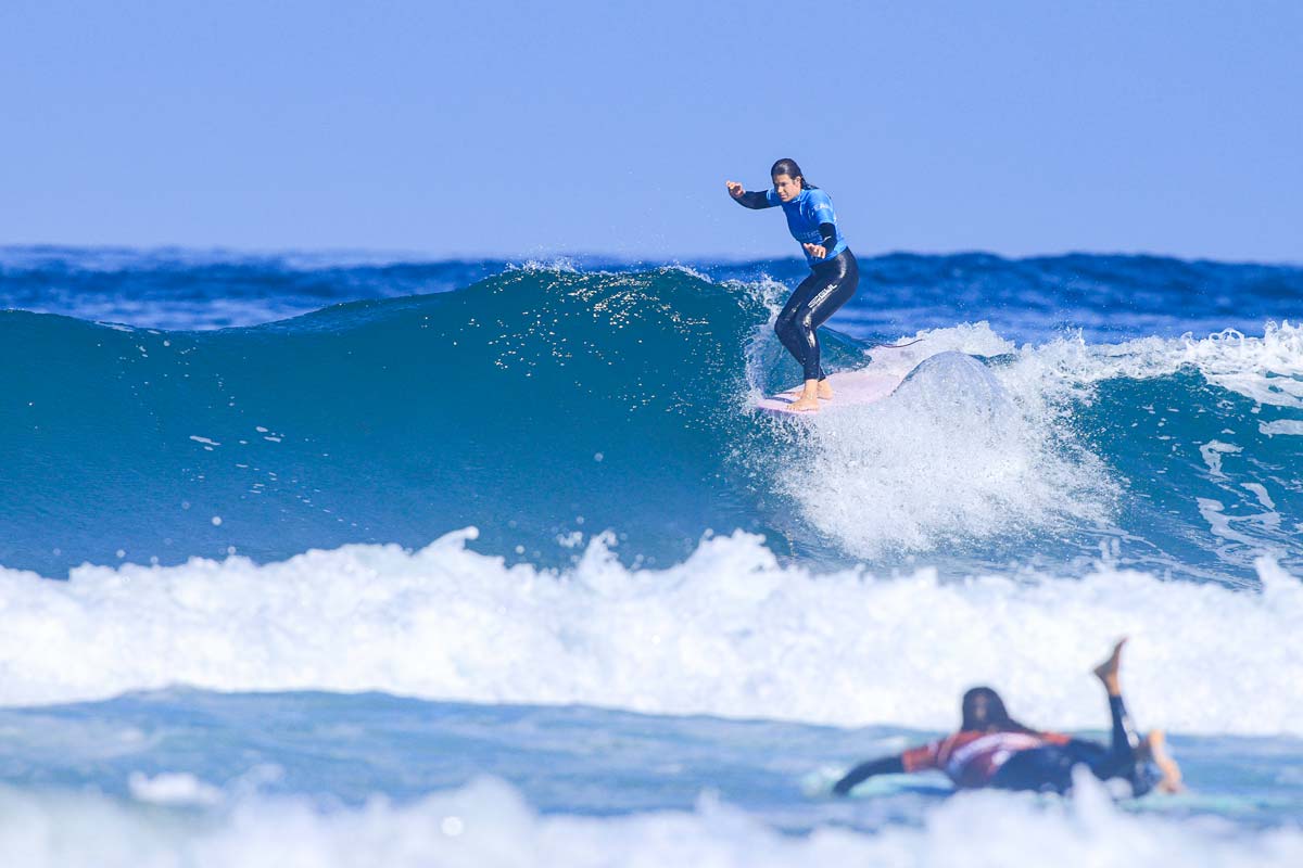 Emily Currie en acción durante la final de Longboard en el Boardmasters 2025 en Fistral Beach. Foto: Masurel / WSL