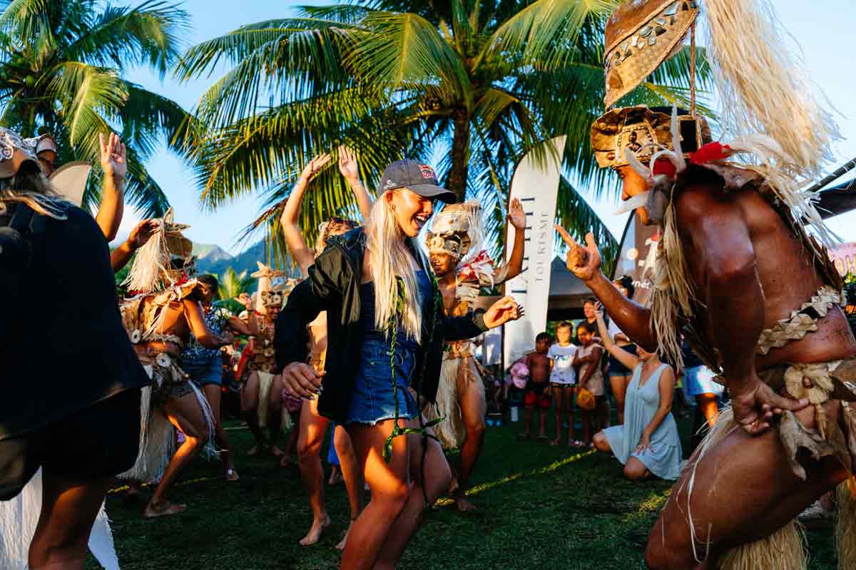 Erin Brooks participando en la ceremonia de apertura del Lexus Tahiti Pro 2025 en Tahití