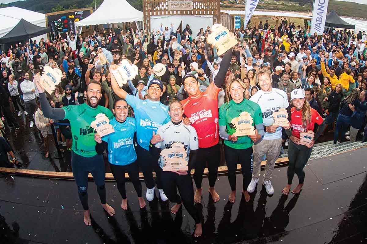 Finalistas del Pantin Classic Galicia Pro 2025 posando con trofeos en la playa de Pantín.