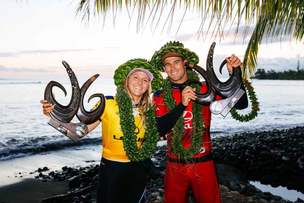 Molly Picklum y Jack Robinson celebran su victoria en el Lexus Tahiti Pro 2025 en Teahupo’o con los trofeos en mano. Foto: Brent Bielmann / WSL