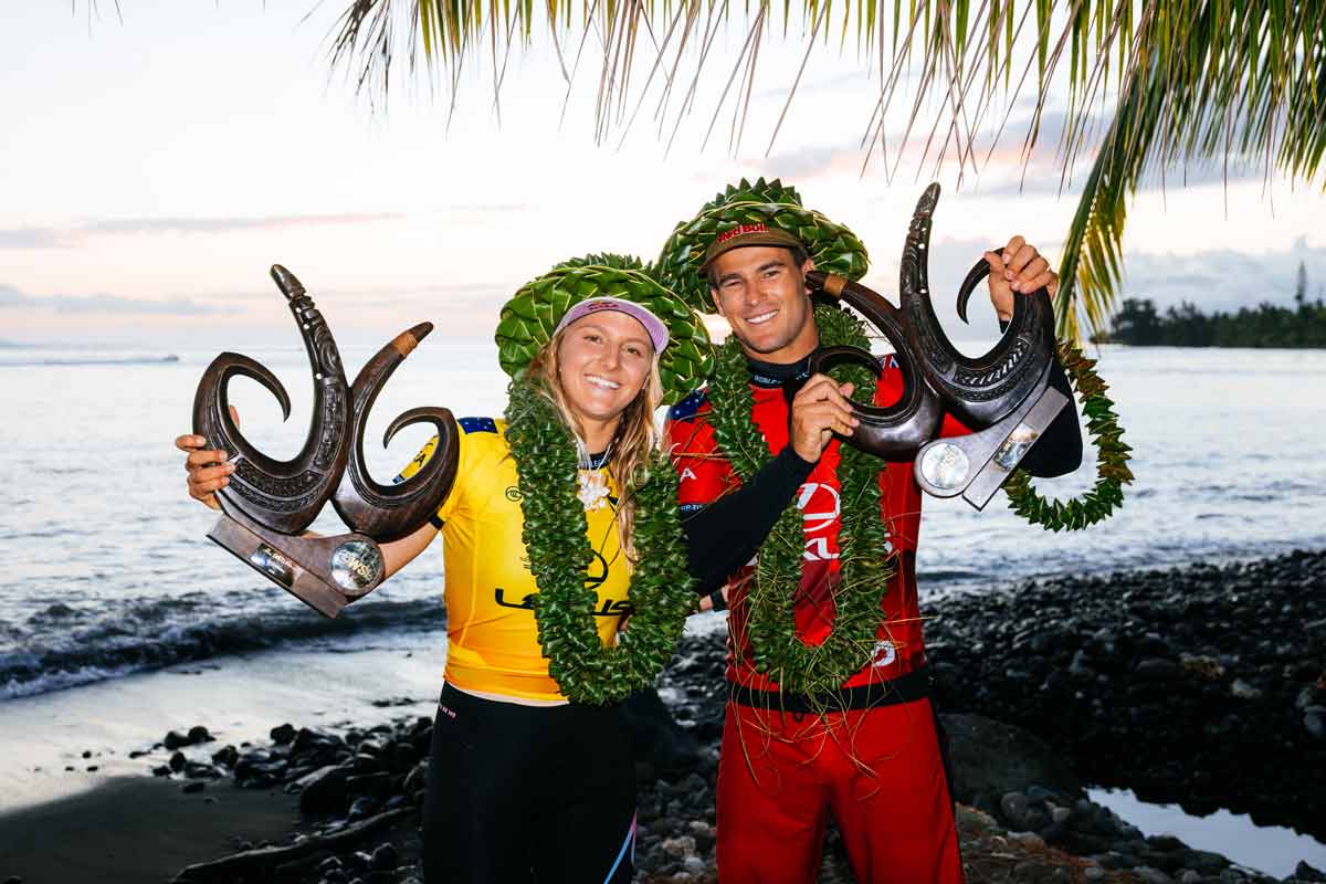 Molly Picklum y Jack Robinson celebran su victoria en el Lexus Tahiti Pro 2025 en Teahupo’o con los trofeos en mano. Foto: Brent Bielmann / WSL