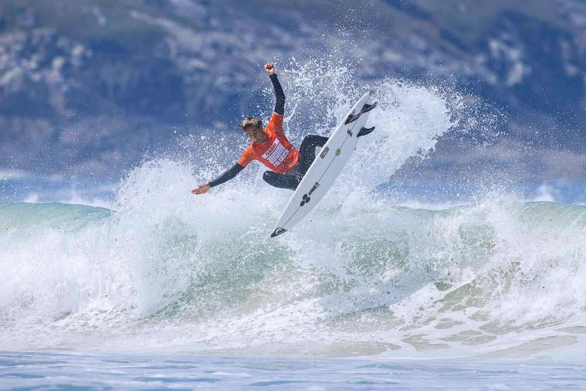 Francisco Ordonhas surfeando en el GADIS Surf Festival Ferrol