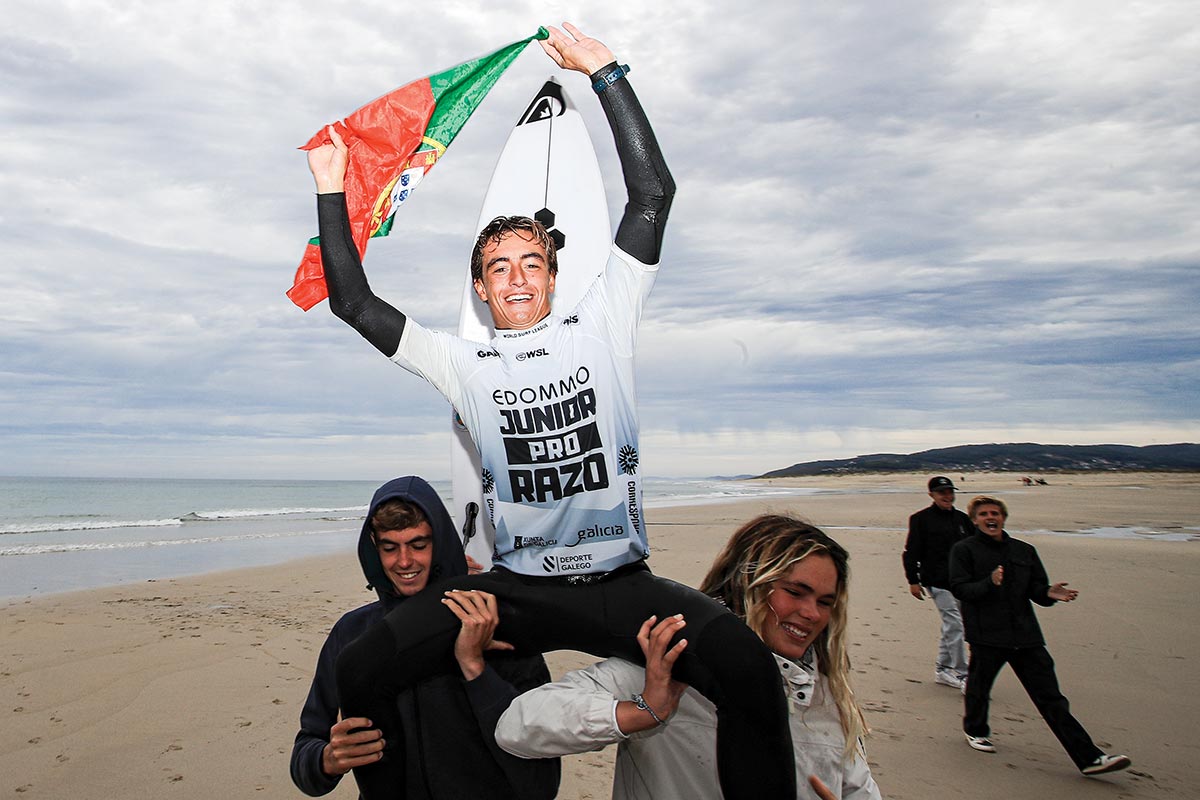 Francisco Ordonhas celebra su victoria en el Edommo Junior Pro Razo 2025 en Galicia con la bandera de Portugal