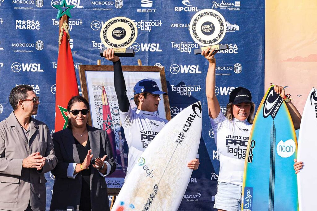 Hans Odriozola y Maria Salgado celebran su victoria en el Junior Pro Taghazout Bay 2025 en Marruecos