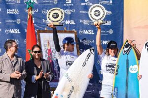 Hans Odriozola y Maria Salgado celebran su victoria en el Junior Pro Taghazout Bay 2025 en Marruecos