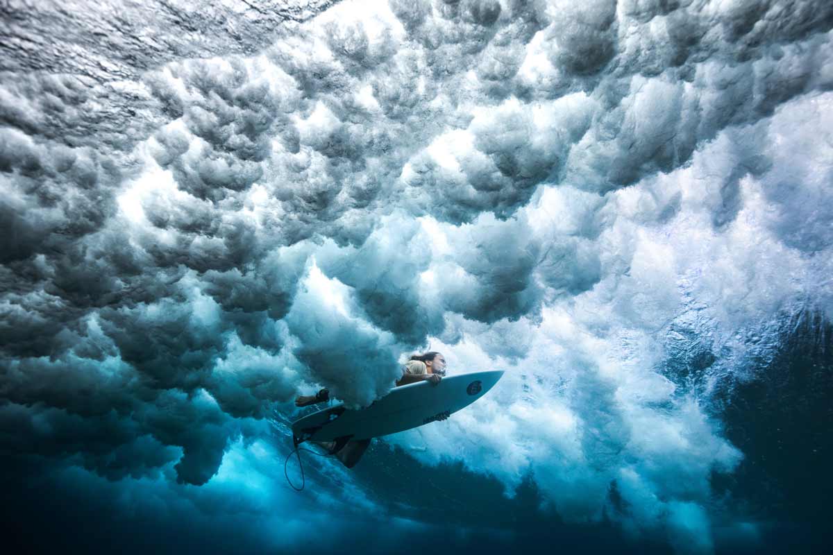 Surfista bajo la espuma en una ola – foto de Henrique Casinhas, World Sports Photography Awards