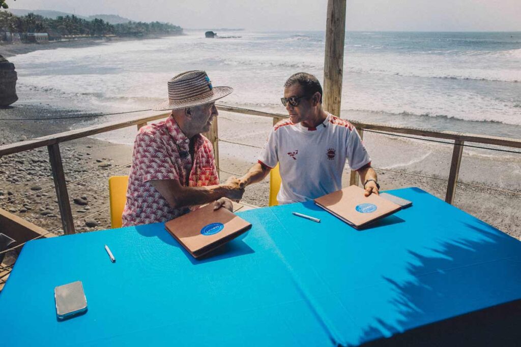 El presidente de la ISA y el presidente de la Federación Peruana de Surf firman acuerdo para el ISA World Junior Surfing Championship 2025 en Punta Rocas, Perú.