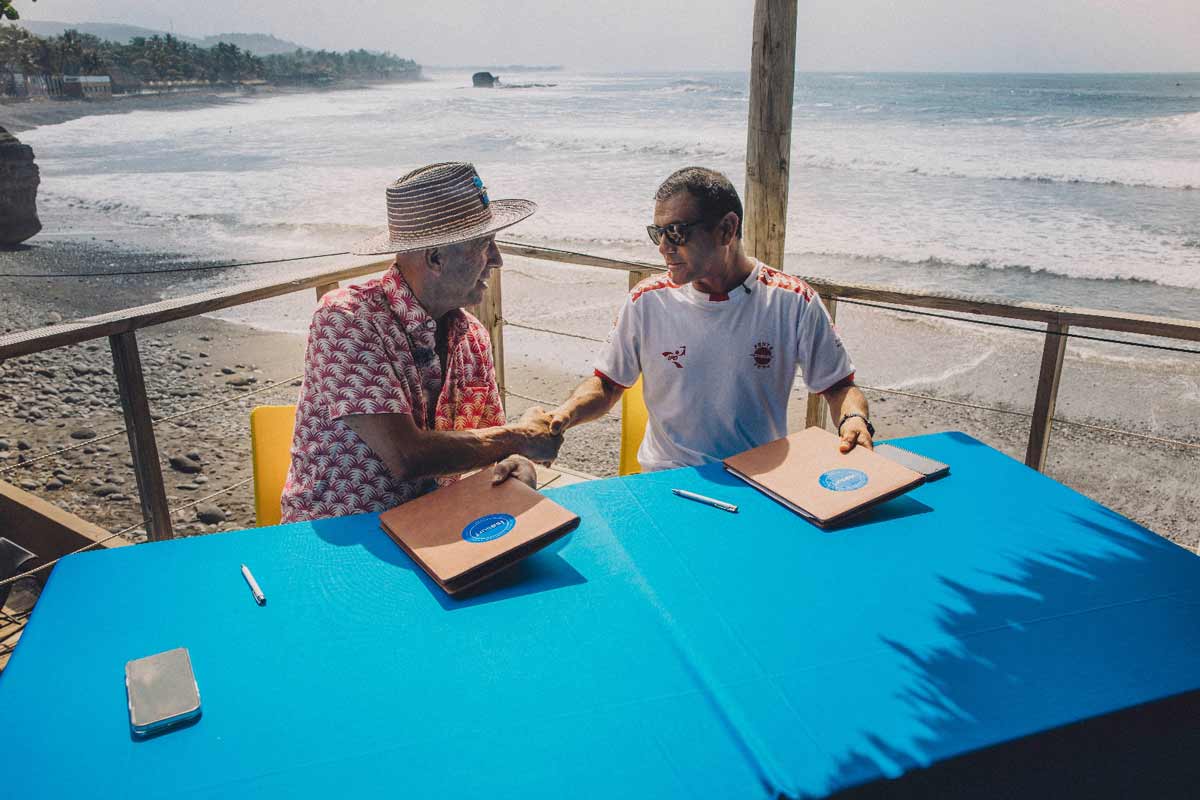 El presidente de la ISA y el presidente de la Federación Peruana de Surf firman acuerdo para el ISA World Junior Surfing Championship 2025 en Punta Rocas, Perú.