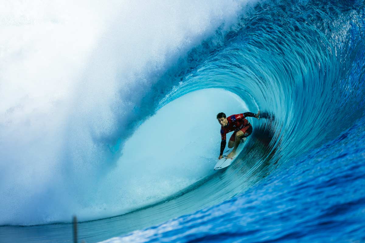 Jack Robinson dentro de un tubo perfecto en Teahupo’o durante el Lexus Tahiti Pro 2025. Foto: Brent Bielmann / WSL