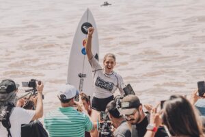 anire Gonzalez-Etxabarri de España celebra su oro en los ISA World Surfing Games 2025, foto de Pablo Franco.