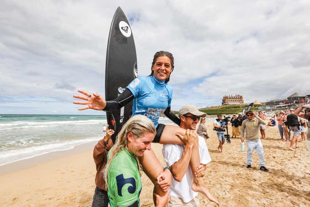 Janire González-Etxabarri surfeando en Fistral Beach durante Boardmasters 2026
