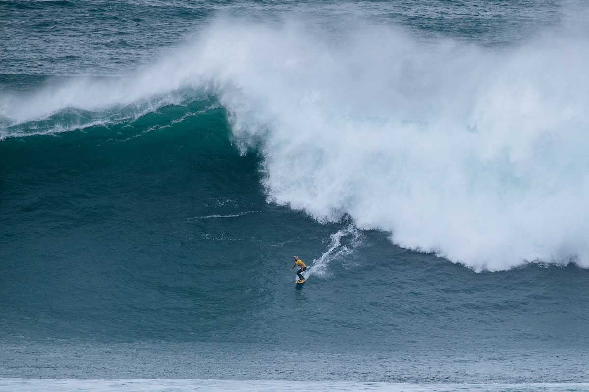 Justine Dupont surfeando una ola gigante en Nazaré durante el TUDOR Nazaré Big Wave Challenge 2025/2026