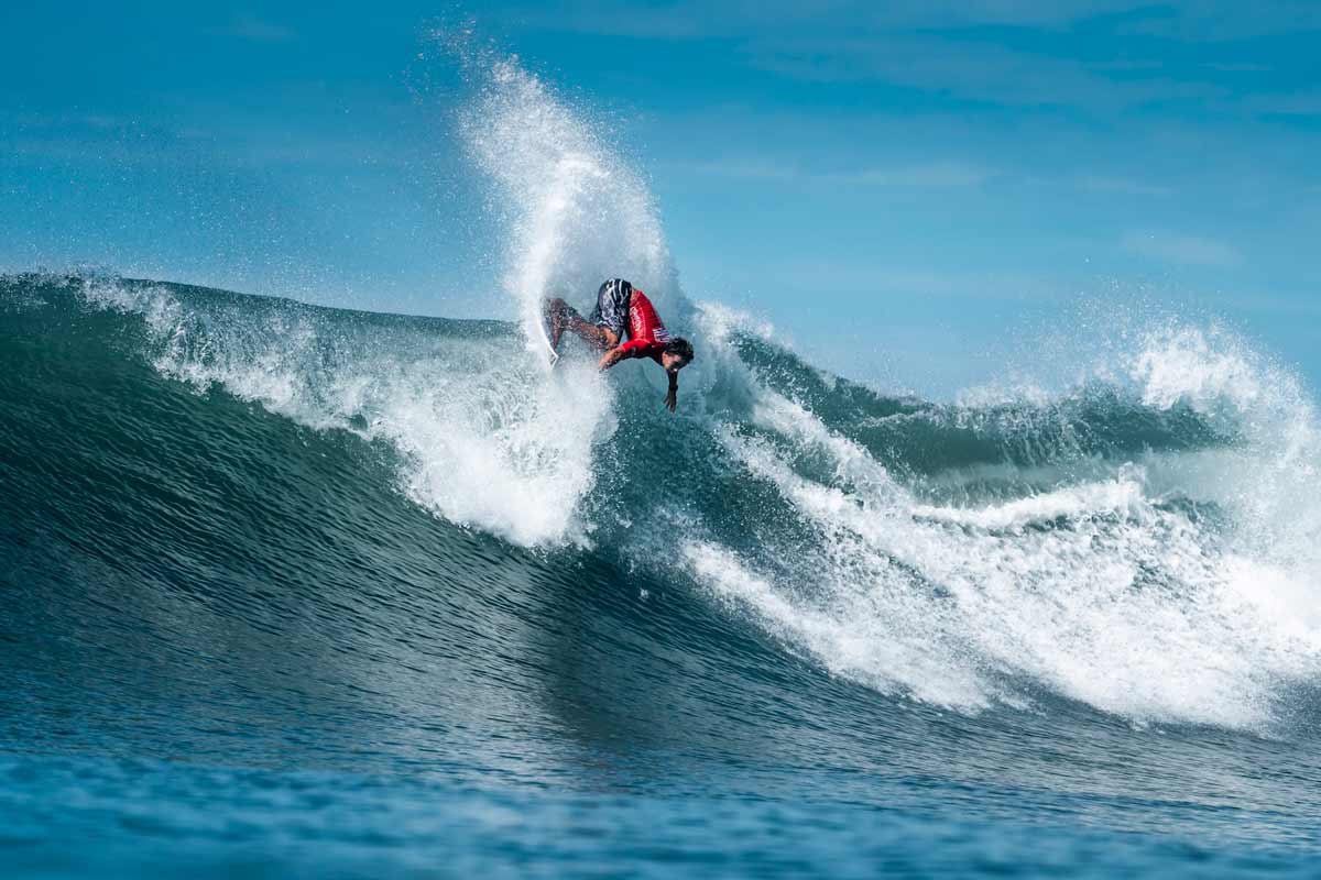 Kauli Vaast (Francia) compitiendo en el ISA World Surfing Games 2025, foto Sean Evans