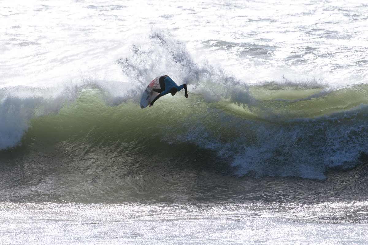 Kauli Vaast surfeando con su backhand en Ribeira d’Ilhas durante el EDP Ericeira Pro 2025