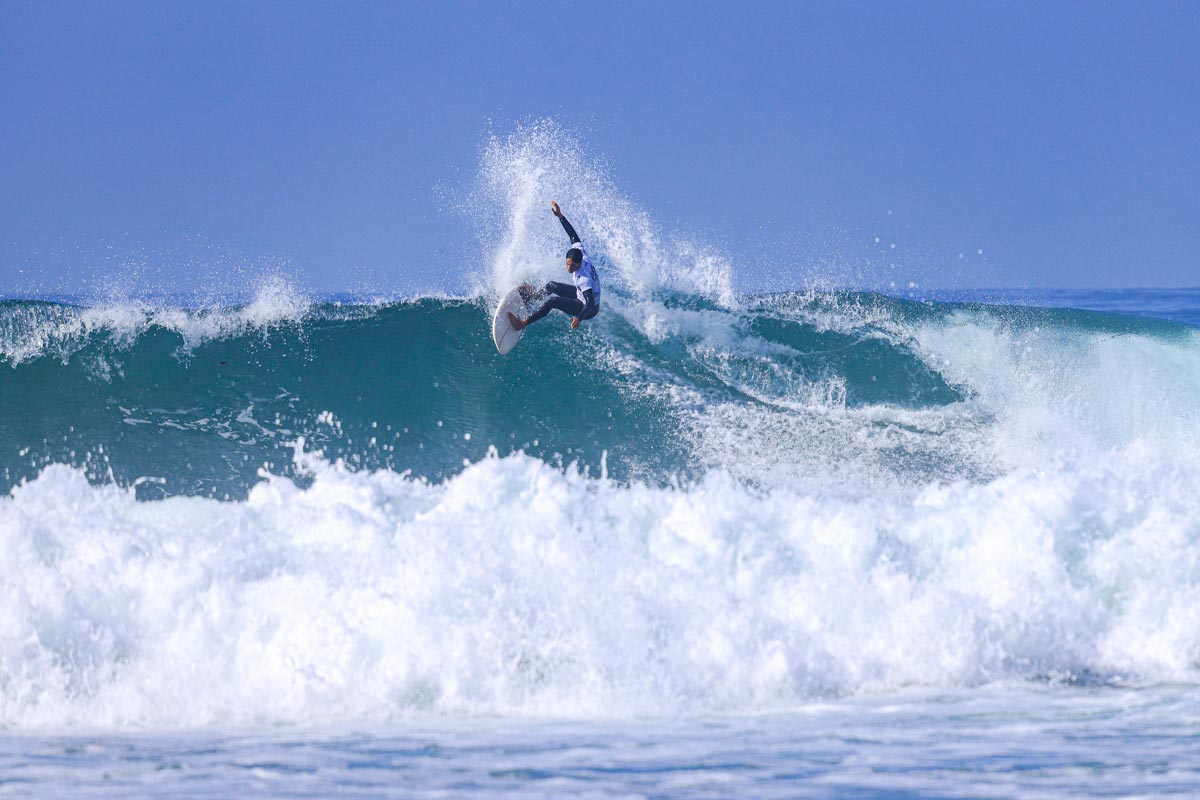 Lahcen Ourchim en acción durante el Junior Pro Taghazout Bay 2025 en Anza, Marruecos