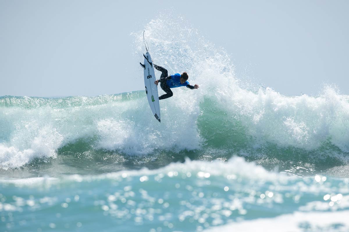 Levi Slawson realizando un aéreo durante la final del US Open of Surfing 2025 en Huntington Beach