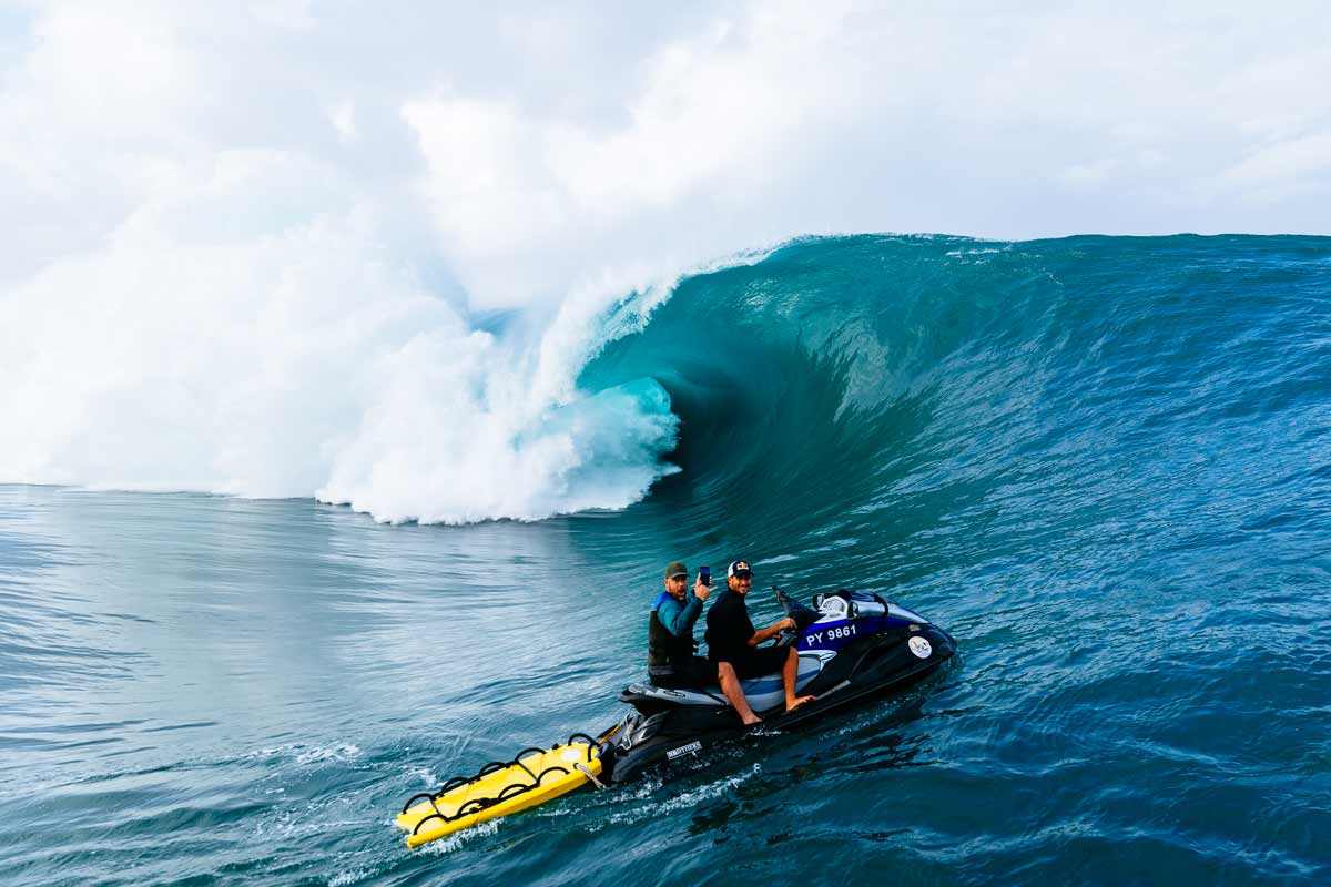 Moto de agua remolcando surfistas en el lineup de Teahupo’o durante el Lexus Tahiti Pro 2025