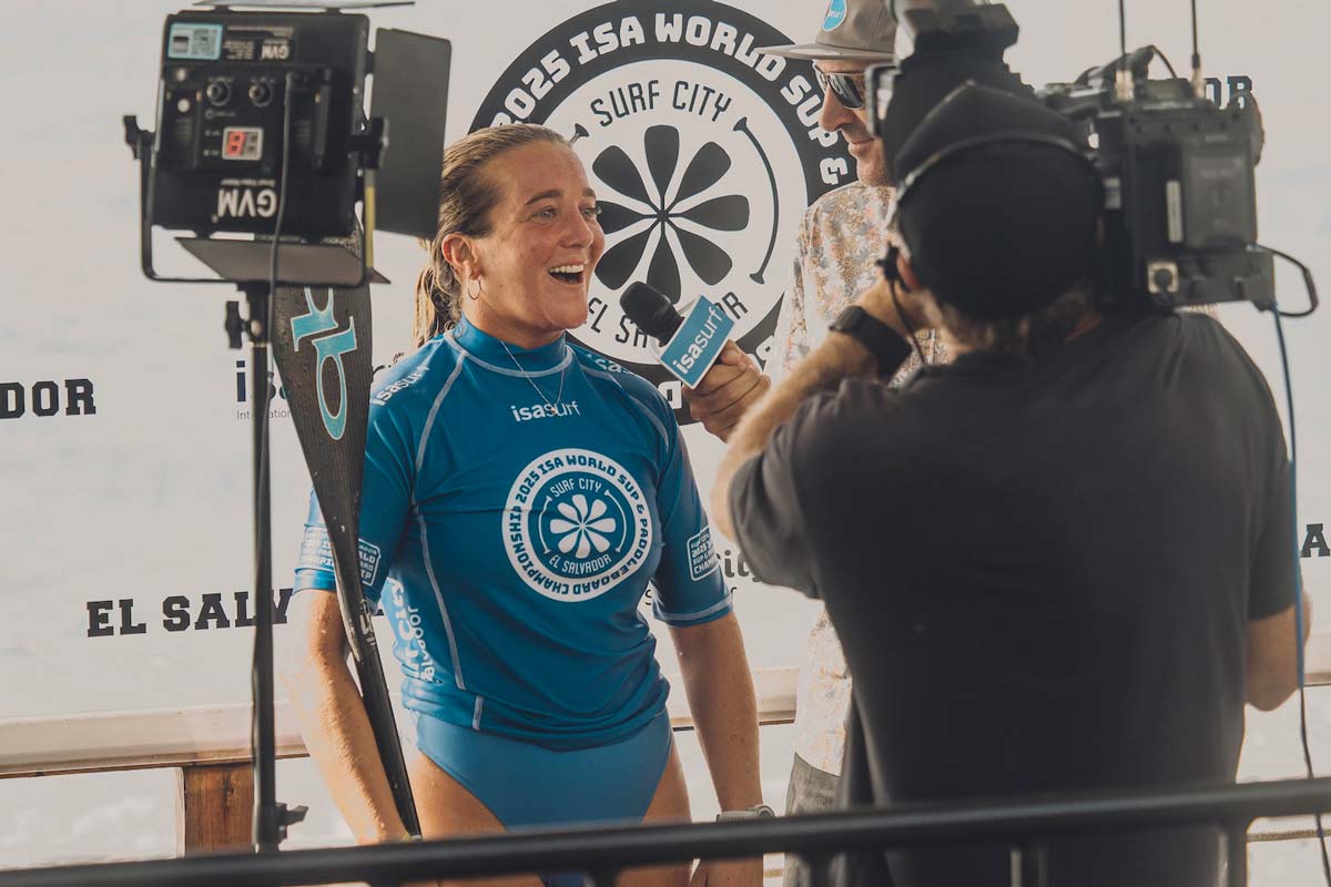 Lucia Cosoleto entrevistada tras su victoria en el ISA World SUP and Paddleboard Championship 2025 en El Sunzal