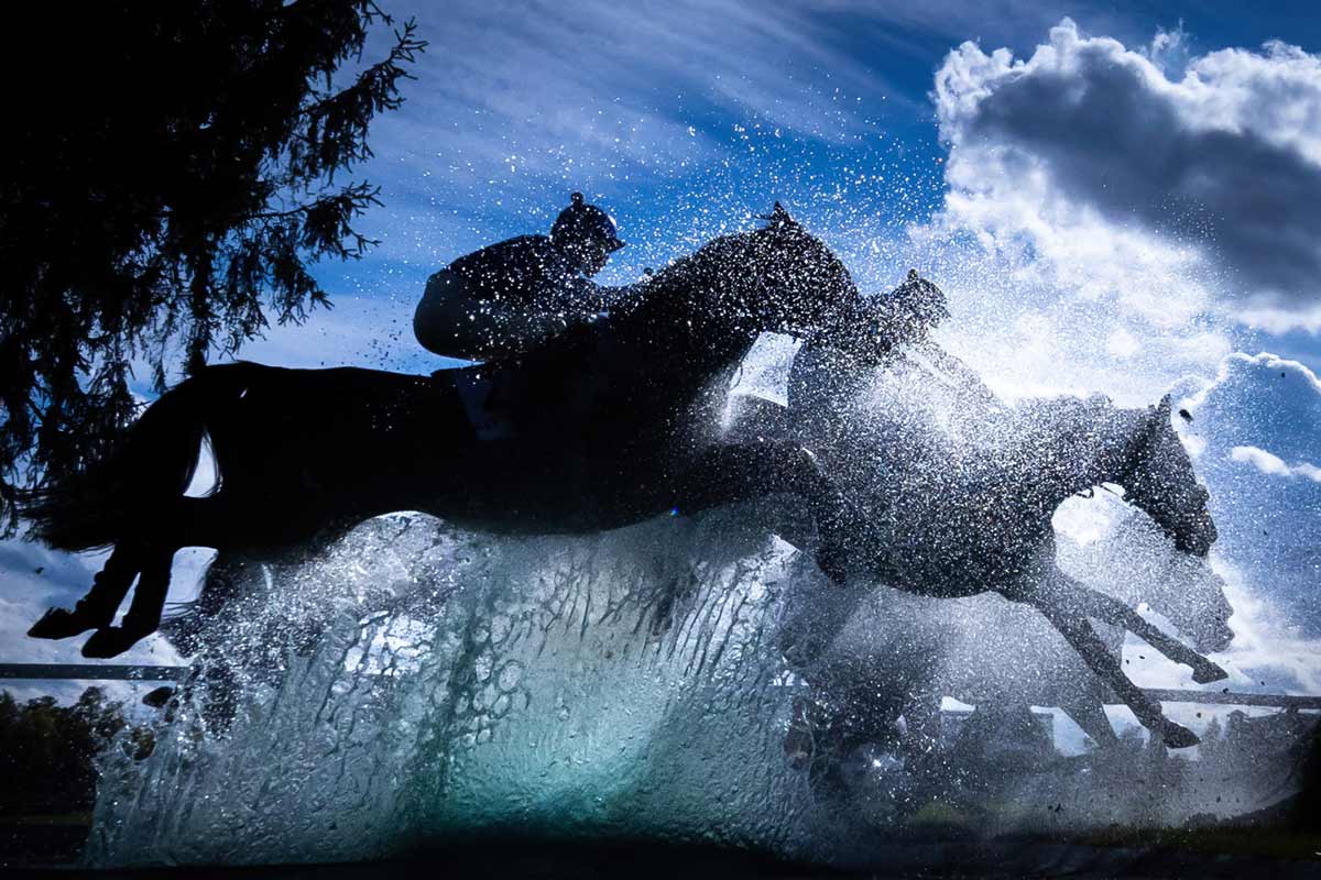 Caballos saltando sobre el agua – foto de Magdalena Strakova, World Sports Photography Awards